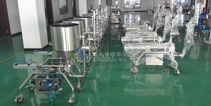 星火車(chē)間-麻辣醬灌裝機(jī)_蒜泥辣椒醬灌裝機(jī)_單頭瓶裝辣椒醬灌裝機(jī)展示一角